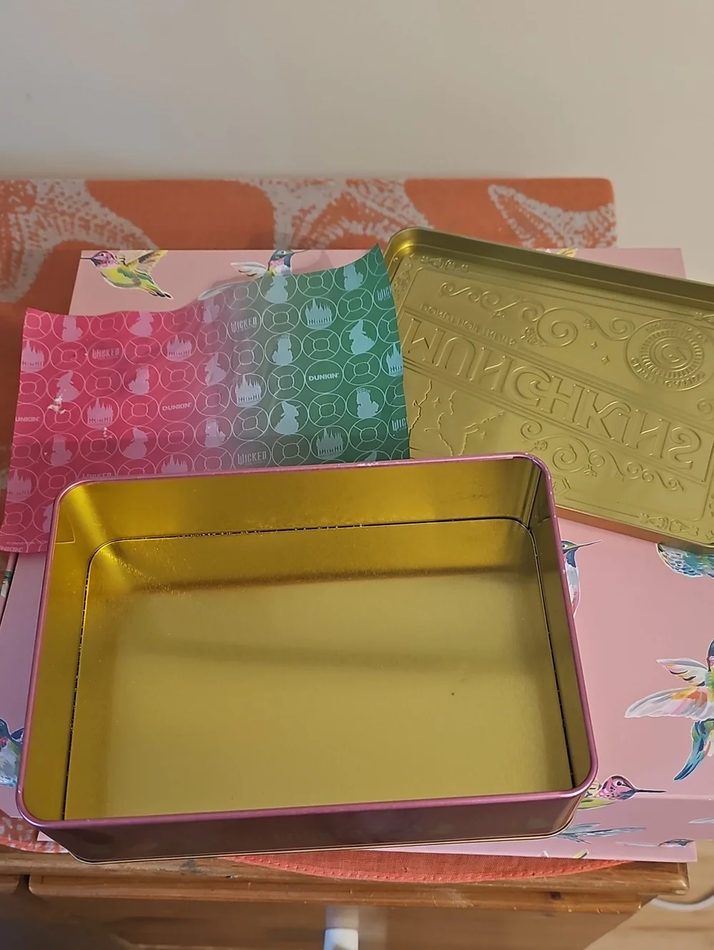 WICKED DUNKIN DONUTS MUNCHKINS TIN